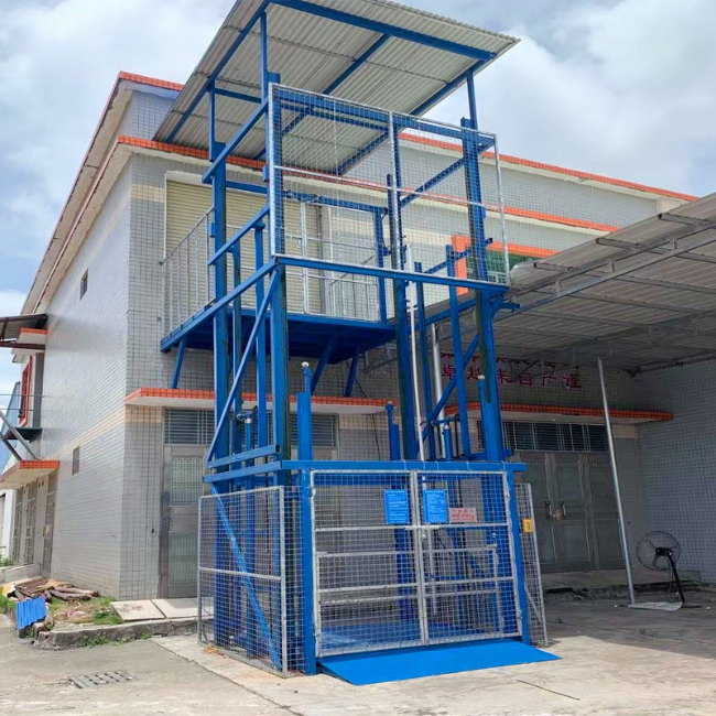 上杭建材厂室外升降货梯安装